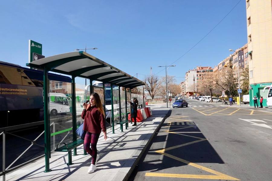 Los autobuses metropolitanos ya paran frente a la estación de tren