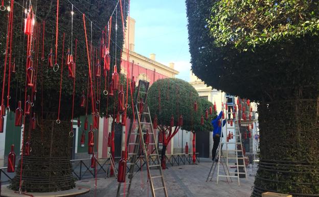 El Casco Histórico celebra San Valentín con 1.640 botellas con mensajes dentro