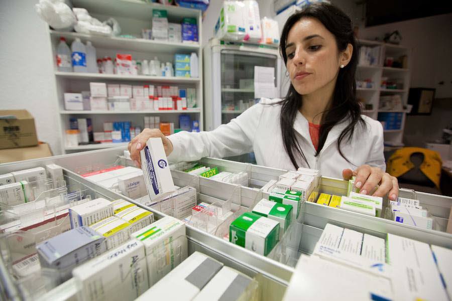 Las farmacias de Granada y sus clientes, divididos ante el cambio de envase en los medicamentos