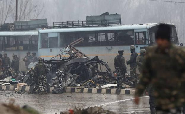 Mueren 40 policías en el peor atentado en la historia de la Cachemira india