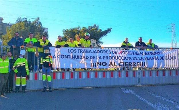 Cemex ofrece recolocar a casi toda la plantilla en otras de sus fábricas