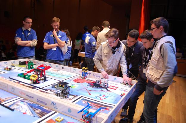 Una veintena de centros educativos compite hoy en la First Lego League
