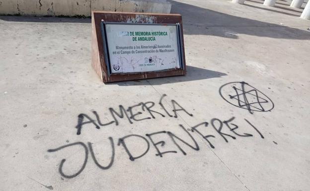 Pintadas nazis en el monumento a las víctimas de Mauthausen en Almería