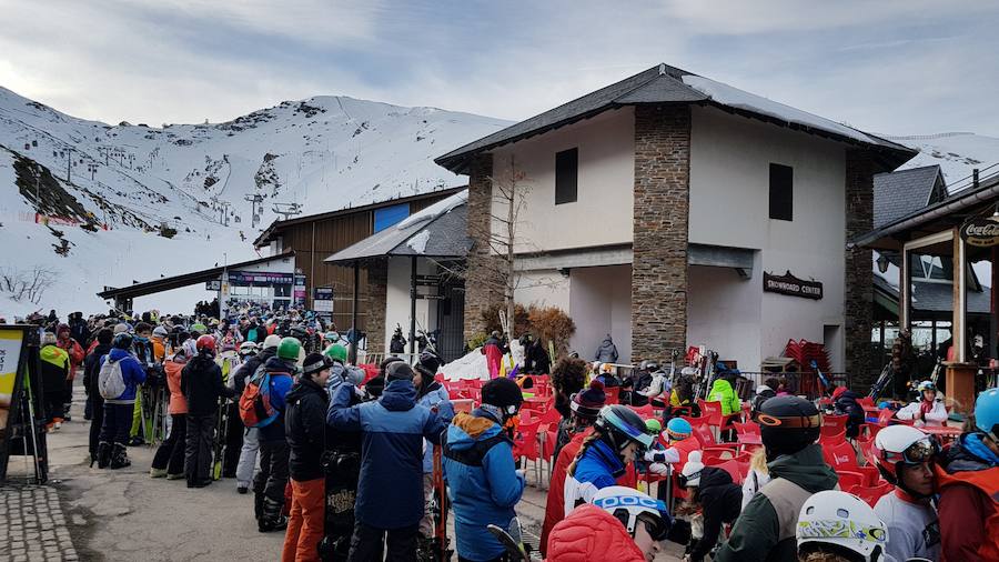 Largas colas a la entrada de la estación de Sierra Nevada, que permanece cerrada por el viento