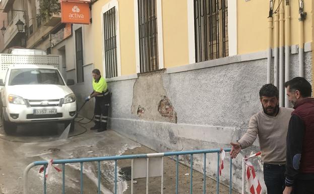 Motril adapta un vehículo para limpiar con agua a presión y productos que dejan buen olor