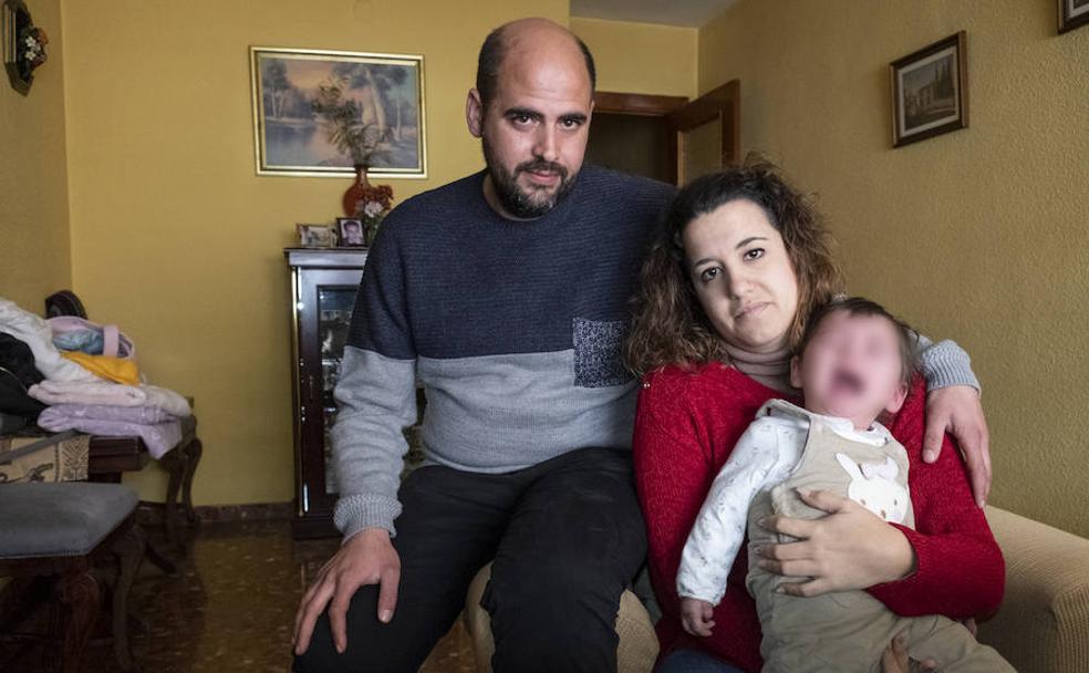 Aitana, una niña granadina de 15 meses, uno de los 30 casos diagnosticados de una enfermedad rara en el mundo