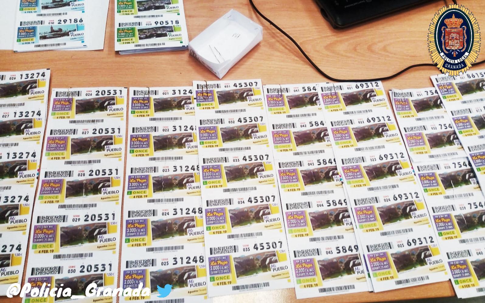 Encuentra en Granada 237 cupones de la ONCE de sorteos sin celebrar tirados en la basura