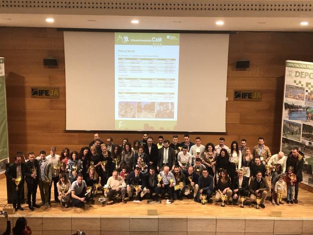 Galardones a los ganadores en los circuitos de Carrera por Montaña y Duatlón Cros