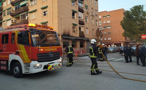 Bomberos y Policía Local intervienen en el incendio de un bar de La Chana