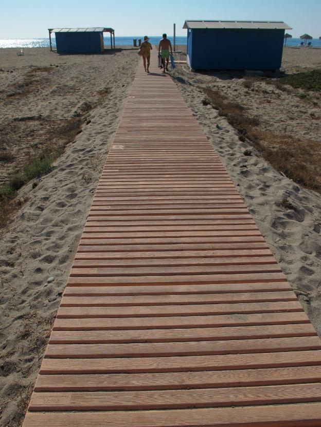 Las playas de Almería capital tendrán pasarelas de hormigón permanentes