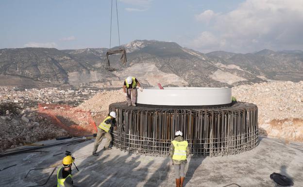 El molino de viento más grande de Andalucía empieza a emerger en Padul