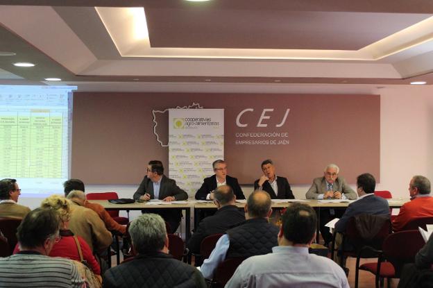 Las cooperativas confían en la exportación para vender una cosecha que llegará al aforo