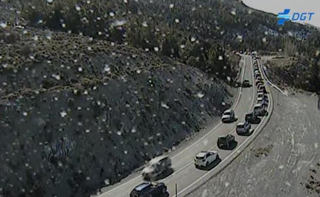 Más de cinco kilómetros de retenciones en la A-44 en dirección Motril