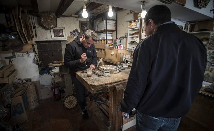 Así se fabrican las cajas de taracea, un arte milenario que bebe de la Alhambra