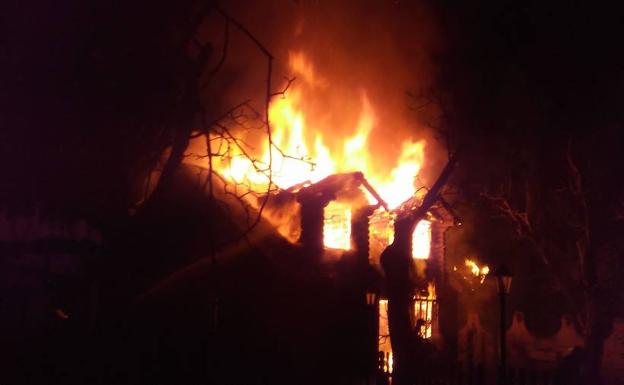 Un incendio en Dúrcal moviliza a todo el Parque Sur de Bomberos