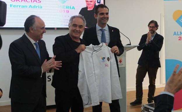 Adrià propone a Almería que defina qué es la tapa y que lo 'venda' por todo el mundo