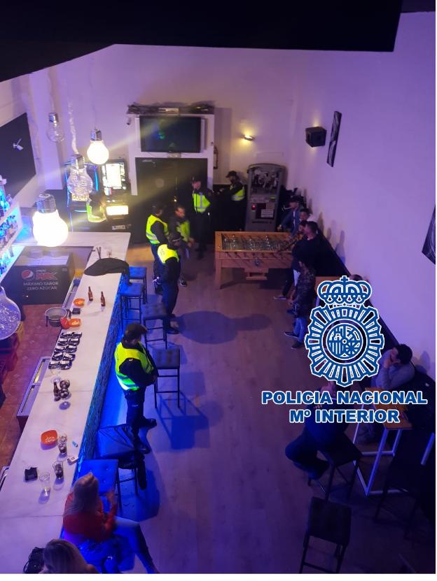 La Policía recoge a una menor de 16 años que bebía en un pub