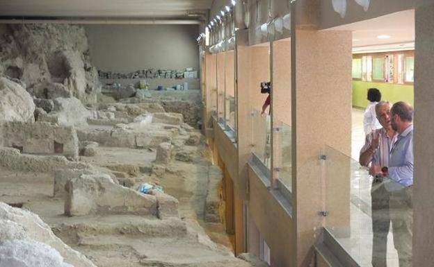 Adjudican el suministro de mobiliario del Mesón Gitano por unos 15.000 euros