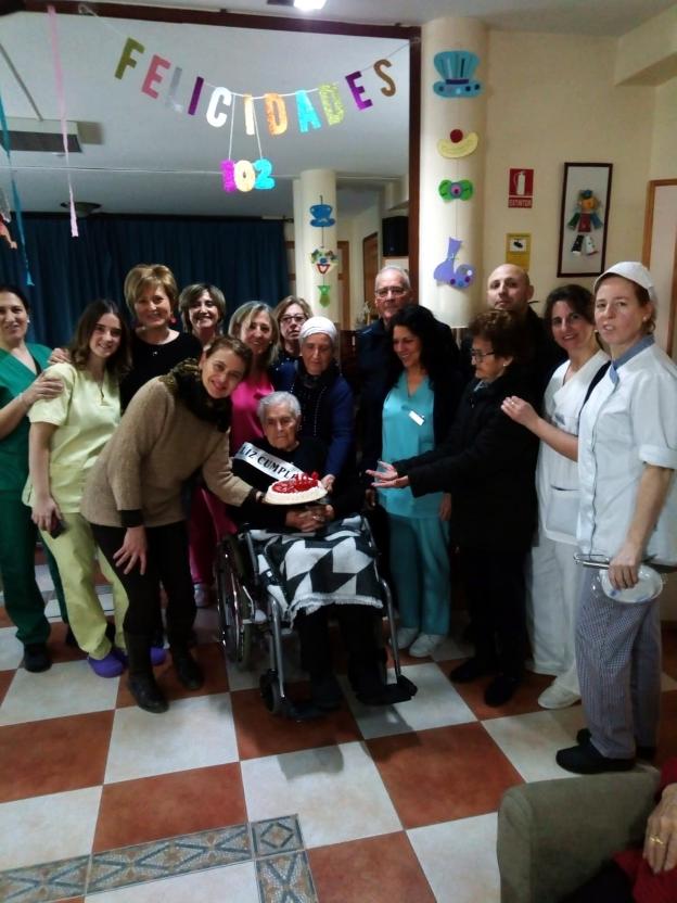 La hueseña centenaria Antonia sopla 102 velas