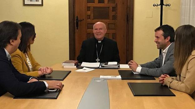El PSOE brinda colaboración al obispo para crear empleo y riqueza