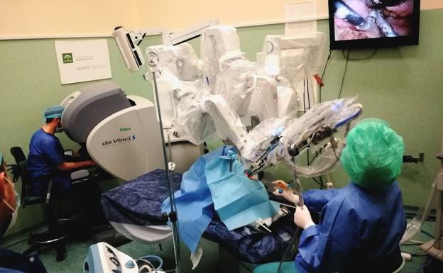 Especialistas en Otorrinolaringología de toda España se forman en la cirugía con robot en Granada