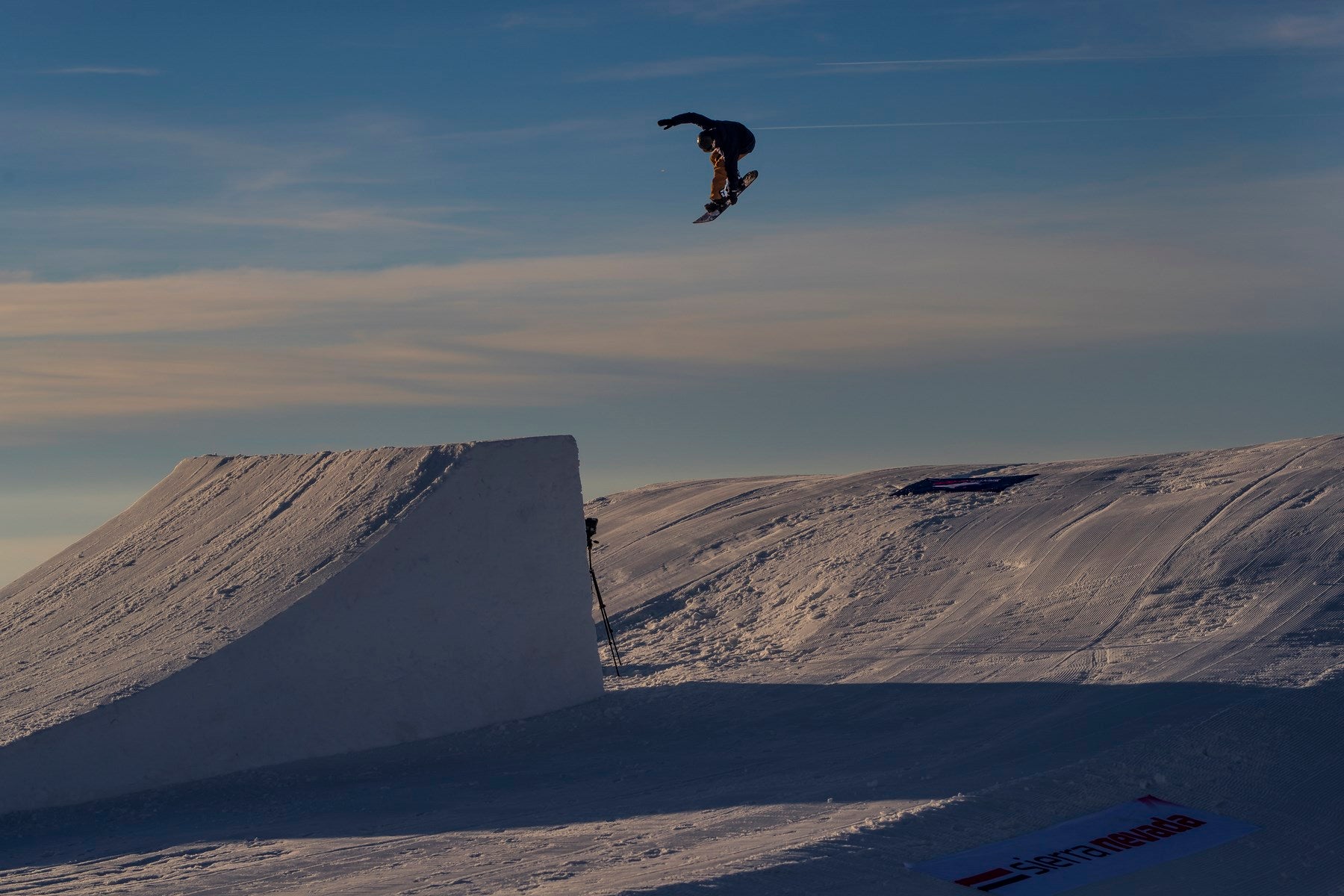 Sesión de saltos en el atardecer de Sierra Nevada