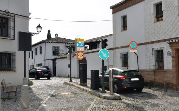 Vecinos de la calle San Luis denuncian que la avería de una pilona colapsa el barrio