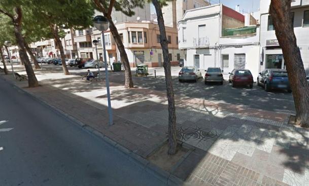 Una mujer le arranca parte de la oreja a otra en una pelea en el baño de un bar