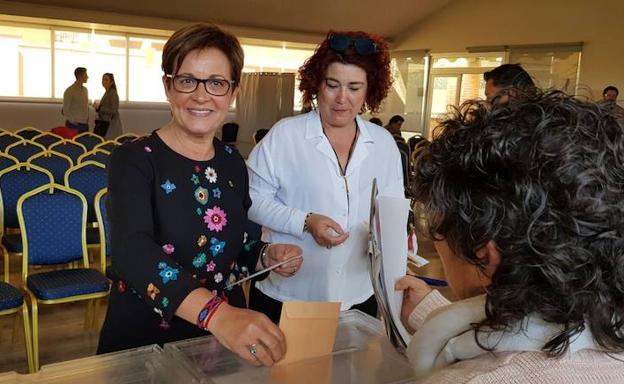 Los militantes relegan a los puestos 10 y 11 a los ediles de confianza de la candidata Valverde