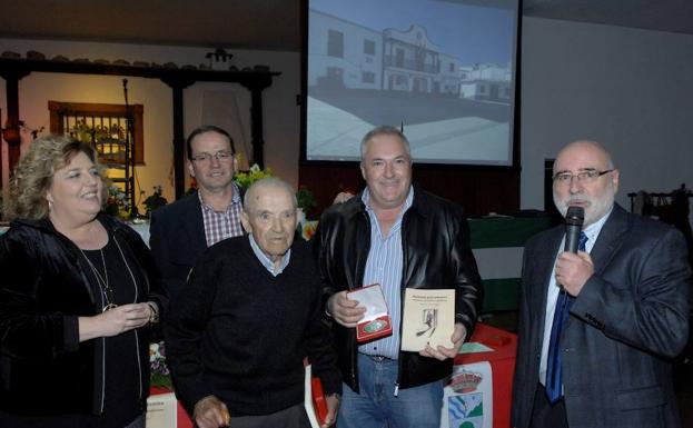 El Ayuntamiento de Alpujarra de la Sierra rinde homenaje a los alcaldes y ediles de la democracia