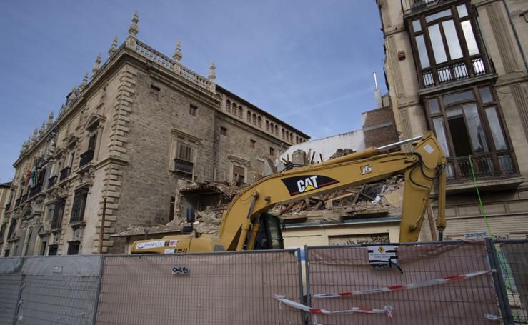 Derriban uno de los edificios emblemáticos de Plaza Nueva