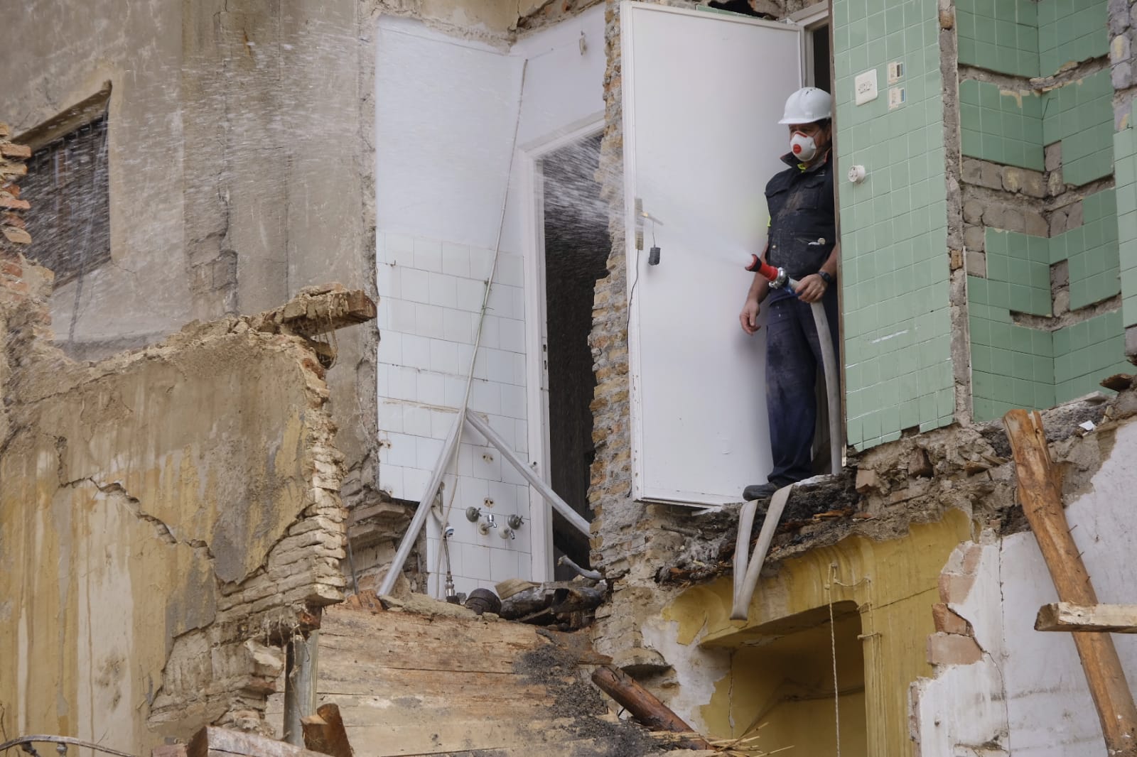 Derriban uno de los edificios emblemáticos de Plaza Nueva