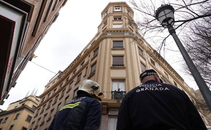 Los Bomberos de Granada intervienen por la caída de una baranda en Puerta Real