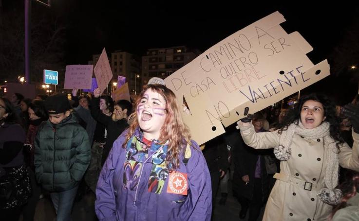 Primera 'marea violeta' en Granada