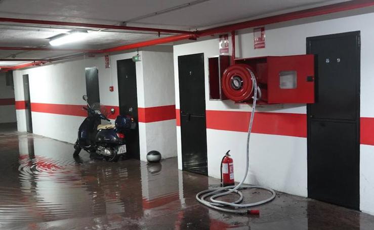 Los bomberos apagan un ciclomotor en llamas