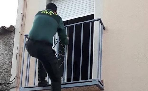 La Guardia Civil rescata a una mujer herida y a su anciana madre en su casa de La Carolina