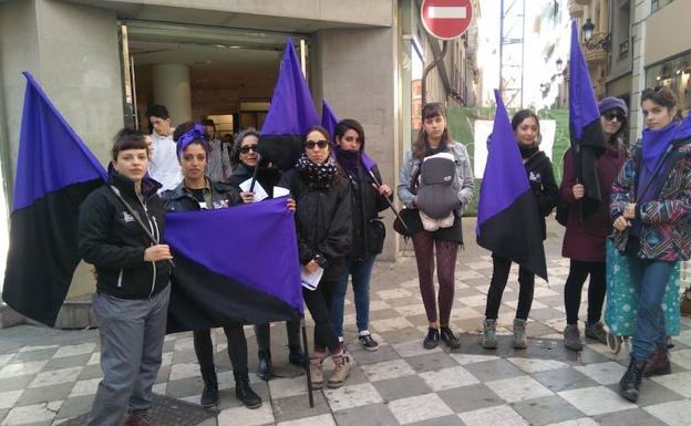 El comercio granadino no baja la persiana por el 8M