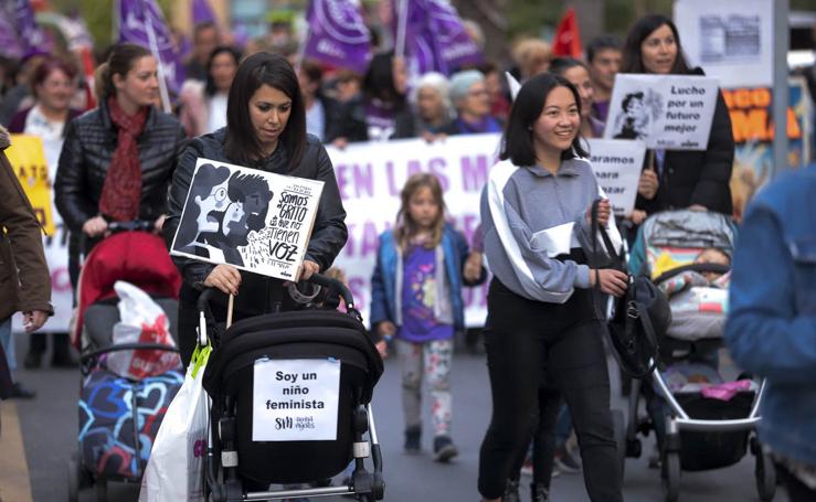 El 8M en Motril llena las calles de espíritu feminista