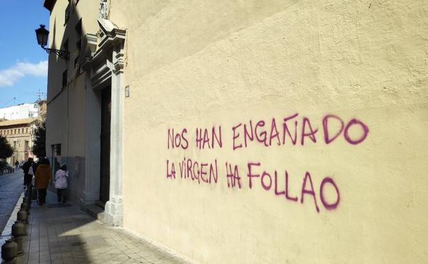 Aparecen pintadas en el Convento de la Encarnación y otros edificios de la ciudad