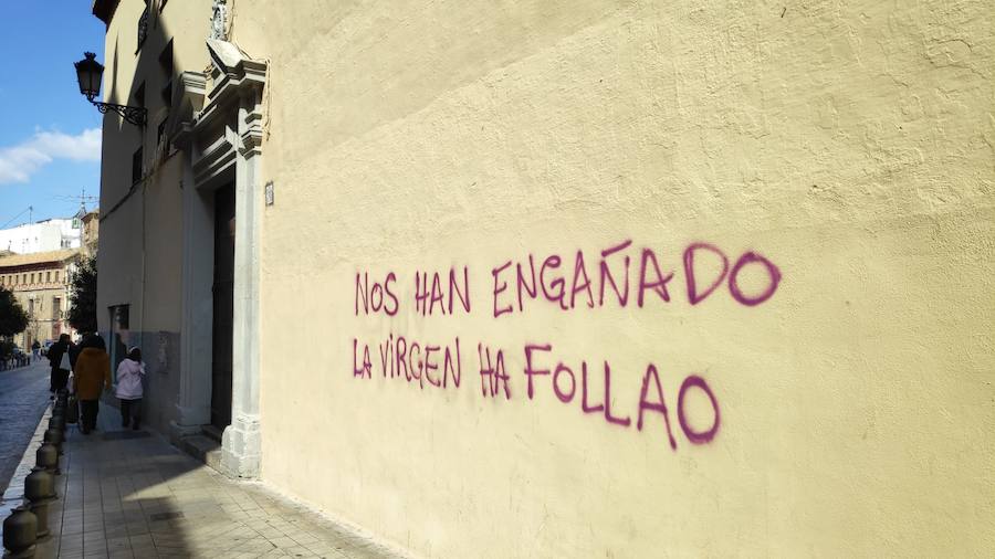 Pintadas en edificios históricos y semáforos