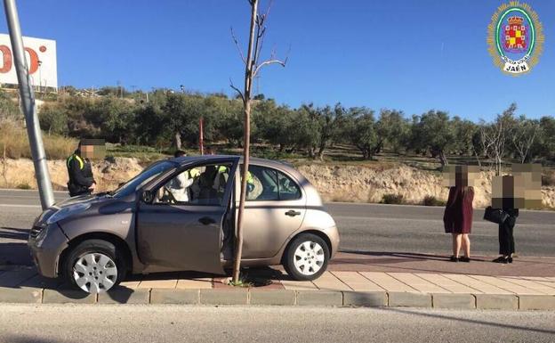 Se estrella con una farola después de beber y consumir coca y porros