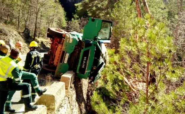 Rescatado en Cuenca un camionero al borde de un precipicio de 45 metros