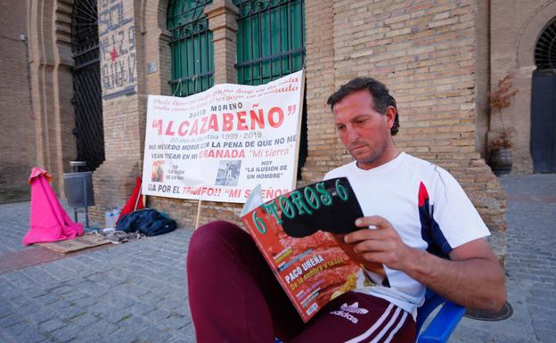 Alcazabeño, ocho días en huelga de hambre: «Me alimenta el enorme cariño de la gente»