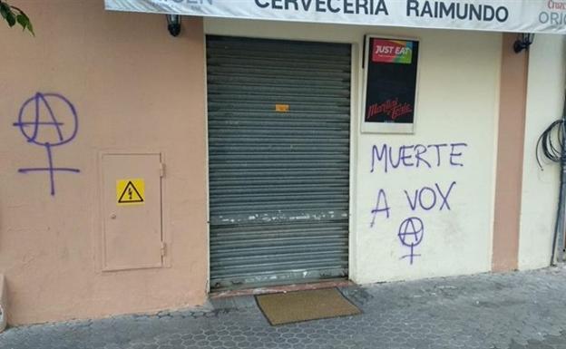 Vox denuncia pintadas amenazantes en un local donde Serrano mantendrá un encuentro con jóvenes