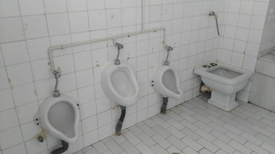 Los padres se plantan para pedir baños nuevos en un colegio de Motril de hace 40 años