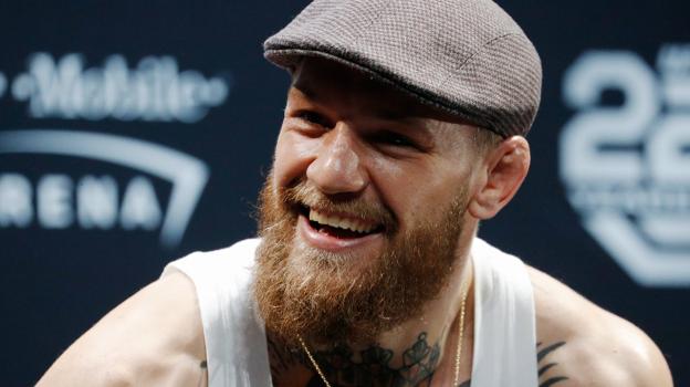 McGregor aplasta el móvil de un fan