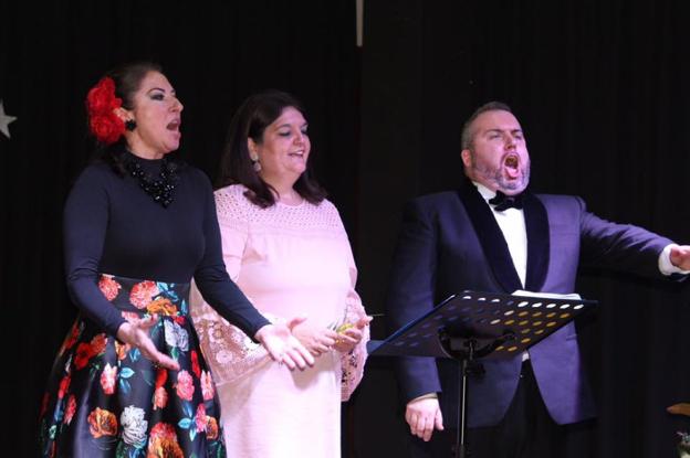 La alcaldesa de Mancha Real canta con Montserrat Martí