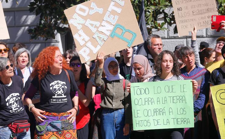 Cerca de 200 personas se manifiestan en Granada en la primera huelga internacional por el clima