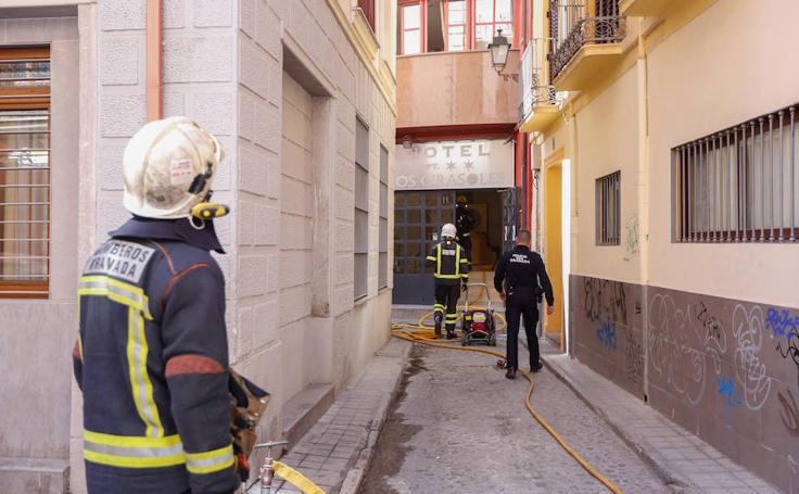 Los bomberos intervienen un incendio en el centro de Granada