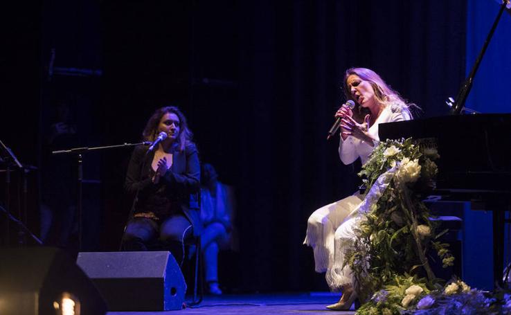 El teatro Isabel la Católica vibra con la voz carismática de María Toledo